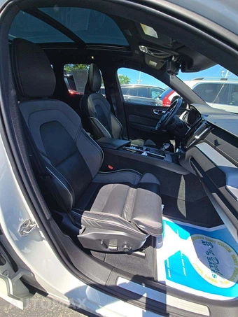 2021 Volvo XC60 T5 R-Design – miniatura 17