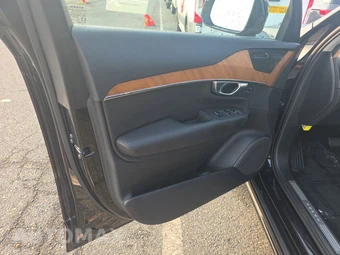 2021 Volvo XC90 T6 Momentum 6-Passenger - miniatura 9