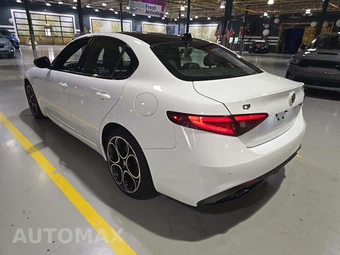 2022 Alfa Romeo Giulia Veloce - miniatura 2