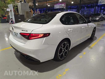 2022 Alfa Romeo Giulia Veloce - miniatura 3