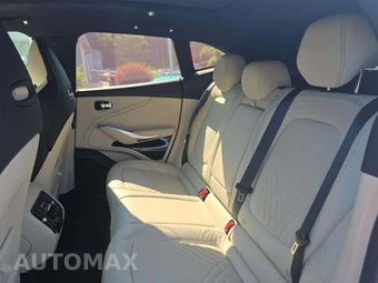 2022 Aston Martin DBX - miniatura 13