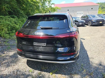 2022 Audi e-tron Premium – miniatura 3