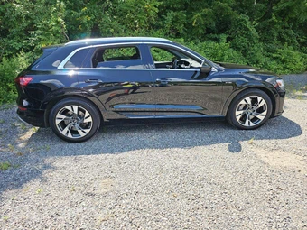 2022 Audi e-tron Premium – miniatura 4