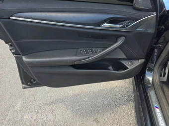 2022 BMW 5 Series Sedan M550i xDrive - miniatura 9