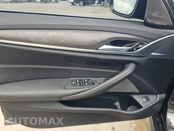 2022 BMW 5 Series Sedan M550i xDrive - miniatura 9