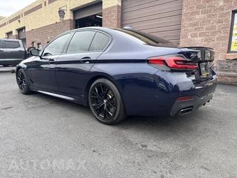 2022 BMW 5 Series Sedan M550i xDrive - miniatura 22