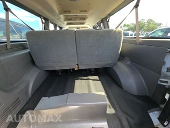 2022 Chevrolet Express 3500 Passenger Van LS 1LS 155.1" WB - miniatura 17