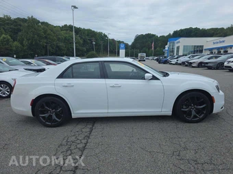 2022 Chrysler 300S – miniatura 4