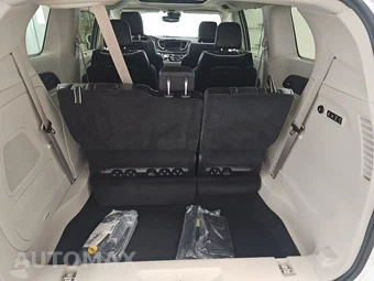 2022 Chrysler Pacifica Limited 121.6" WB - miniatura 17
