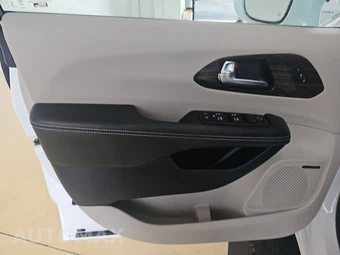 2022 Chrysler Pacifica Limited 121.6" WB - miniatura 9