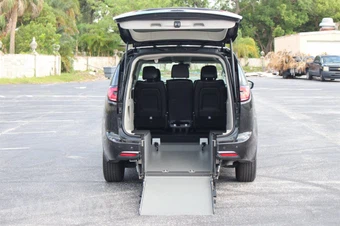 2022 Chrysler Pacifica Touring L 121.6" WB - miniatura 2