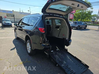 2022 Chrysler Pacifica Touring L 121.6" WB