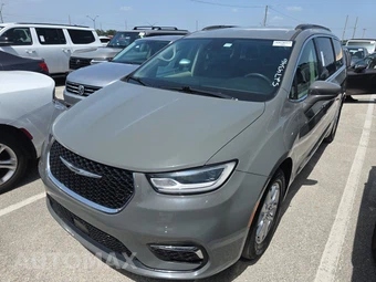 2022 Chrysler Pacifica Touring L 121.6" WB