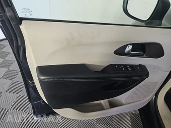 2022 Chrysler Voyager LX 121.6" WB – miniatura 9