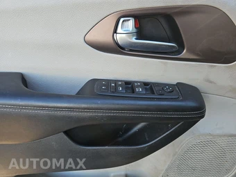 2022 Chrysler Voyager LX 121.6" WB - miniatura 3