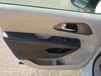 2022 Chrysler Voyager LX 121.6" WB - miniatura 9