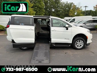 2022 Chrysler Voyager LX 121.6" WB