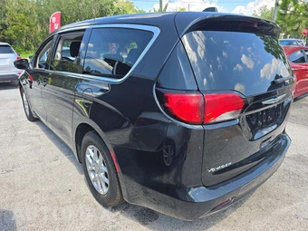 2022 Chrysler Voyager LX 121.6" WB - miniatura 2
