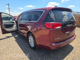 2022 Chrysler Voyager LX 121.6" WB - miniatura 2