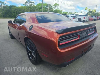 2022 Dodge Challenger SXT - miniatura 2