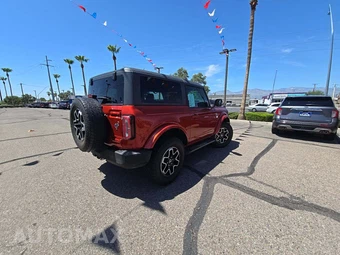 2022 Ford Bronco Outer Banks - miniatura 3