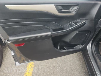 2022 Ford Escape Plug-In Hybrid SE - miniatura 9