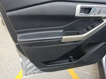 2022 Ford Explorer Limited – miniatura 9