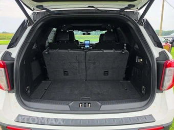 2022 Ford Explorer ST - miniatura 15