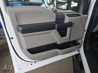 2022 Ford Super Duty F-350 Cab Chassis XL Crew Cab DRW - miniatura 9