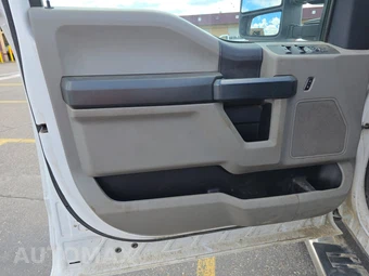 2022 Ford Super Duty F-350 Cab Chassis XL Crew Cab DRW - miniatura 9