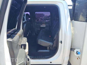 2022 Ford Super Duty F-550 Cab Chassis Lariat Crew Cab DRW - miniatura 13