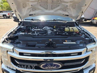 2022 Ford Super Duty F-550 Cab Chassis Lariat Crew Cab DRW - miniatura 27
