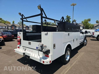 2022 Ford Super Duty F-550 Cab Chassis Lariat Crew Cab DRW - miniatura 3