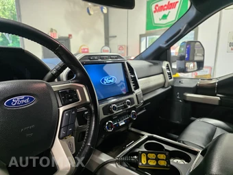 2022 Ford Super Duty F-550 Cab Chassis Lariat Crew Cab DRW - miniatura 11
