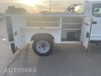 2022 Ford Super Duty F-550 Cab Chassis XL Crew Cab DRW - miniatura 19