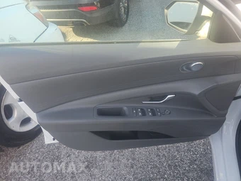 2022 Hyundai Elantra SEL - miniatura 9