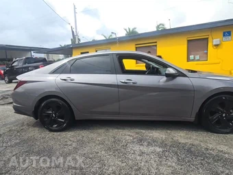 2022 Hyundai Elantra SEL - miniatura 5
