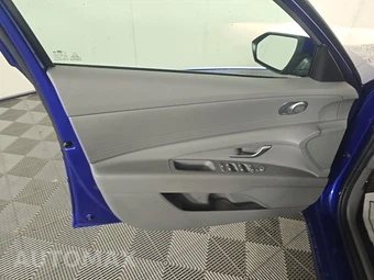 2022 Hyundai Elantra SEL - miniatura 9