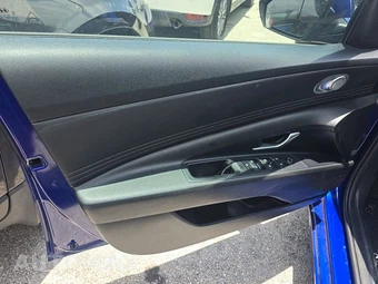 2022 Hyundai Elantra SEL - miniatura 9