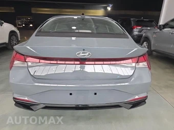 2022 Hyundai Elantra SEL - miniatura 5