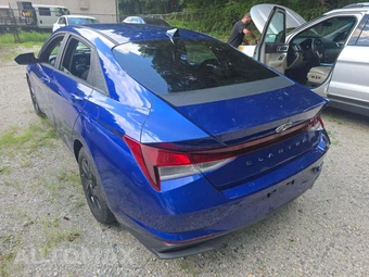 2022 Hyundai Elantra SEL - miniatura 2