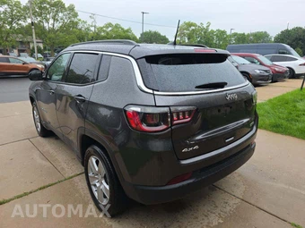 2022 Jeep Compass Latitude - miniatura 2