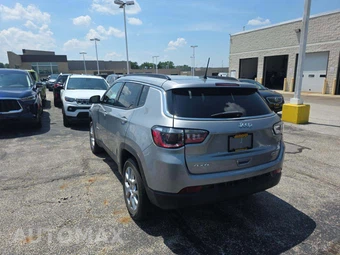 2022 Jeep Compass Latitude Lux - miniatura 2