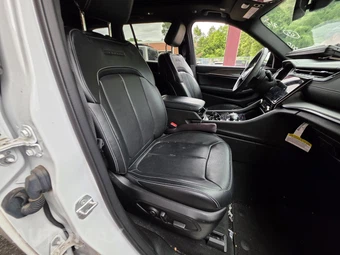 2022 Jeep Grand Cherokee Overland - miniatura 4