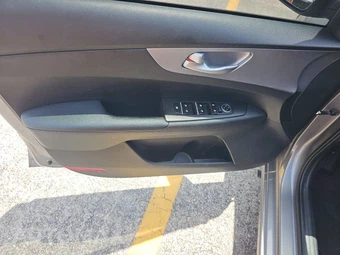 2022 Kia Forte LXS - miniatura 9