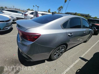 2022 Kia Forte LXS - miniatura 4