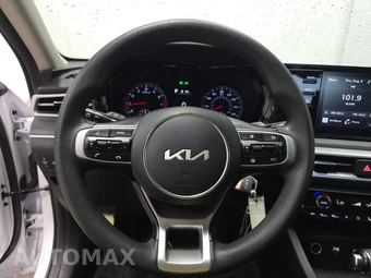 2022 Kia K5 LX - miniatura 10