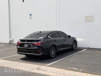 2022 Lexus ES 300h – miniatura 12