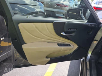 2022 Lexus LS 500 - miniatura 9