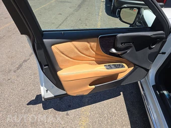 2022 Lexus LS 500 – miniatura 9